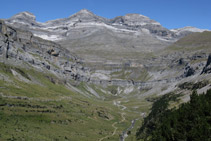Las Tres Sorores (un día sin nubes): Cilindro de Marboré (3.325m), Monte Perdido (3.348m) y Añisclo (3.257m).
