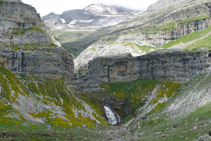 La cascada de la Cola de Caballo es bien visible.