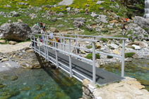 Puente metálico sobre el río Arazas en la Cola de Caballo.