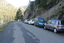 Espacio donde se puede aparcar el vehículo gratuitamente, en el margen de la carretera de acceso al aparcamiento del lago de Orédon.