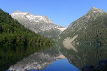 Lago de Orédon en primer término. Al fondo, de izquierda a derecha: el Cylindre d´Estaragne (2.995m), la presa del lago de Cap de Long y el pico de Hèche Castet (2.568m).
