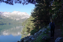 Vamos rodeando el lago de Orédon.