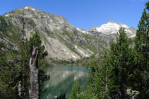 Lago oriental de Les Laquettes, pico de Hèche Castet (2.568m) y pico de Ramougn (3.011m) al fondo.