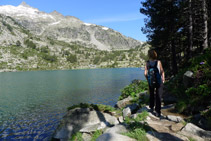 Rodeamos el lago occidental de Les Laquettes.