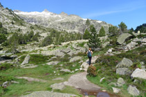 Tomamos el camino que sube hacia el lago de Aubert.