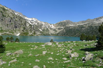 En primer término el lago de Aubert y, detrás, la cresta de Espade, la Hourquette d´Aubert, el pico de Madaméte y el collado de Madaméte.