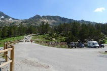 Aparcamiento del lago de Aubert y camino que debemos tomar desde aquí (a la izquierda al fondo).