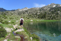 Rodeamos el lago de Aumar hasta su cabecera.