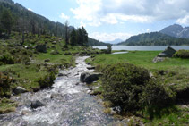 Cabecera del lago de Aumar.