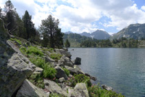 Bloques de piedra que hay que superar para rodear el lago.