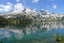 Lago de Aumar, pico de Romougn (3.011m), pico de Néouvielle (3.091m) y cresta de Espade.