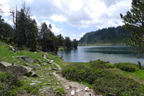 Camino que rodea el lago de Aumar.