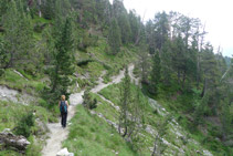 Avanzando por la ladera de la montaña.