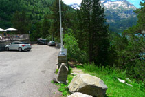 Aparcamiento del <i>Chalet Refuge du Lac</i> y escalas que debemos de bajar (a la derecha).