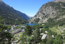 Vistas del complejo termal y del lago de Baños de Panticosa.