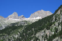 El pico de las Argualas y el Garmo Negro.