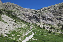 Ante nosotros, las paredes de roca y la cascada del Fraile.