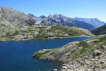 Dejamos el embalse y el refugio atrás.