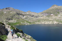 Bordeamos el lago hasta su extremo noroccidental.