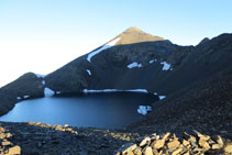 Ibón y pico de Tebarray.