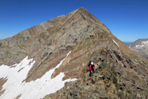 Una afilada cresta baja desde el pico del Infierno Oriental hasta el pico Arnales.