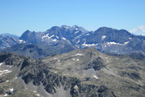 Distinguimos también las cumbres de la región de Ordesa: Astazou, Marboré, Cilindro, Monte Perdido, Taillón,...