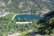 Balneario de Panticosa y su lago artificial.