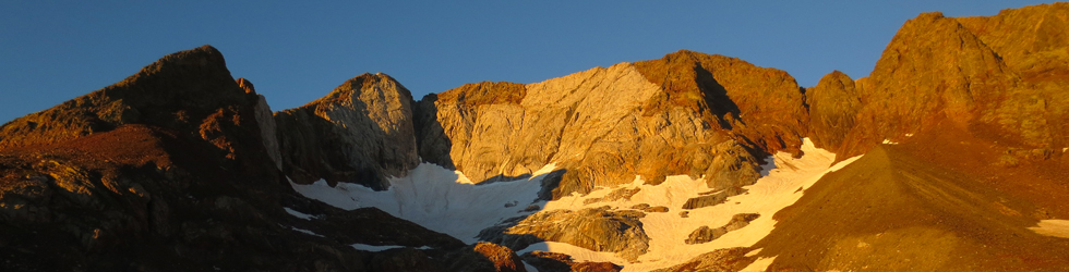 Picos del Infierno (3.073m-3.082m-3.076m) desde el balneario de Panticosa