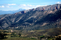 Vistas de Aulàs, la sierra de Sant Gervàs y la inconfundible silueta del Aneto al fondo.