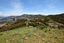 Reseguimos la cresta por un sendero.