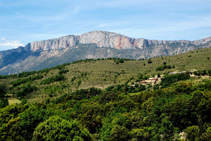 Acercándonos a Castellet con la sierra de Sant Gervàs al fondo.