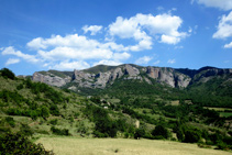 Dejamos Castellet atrás, con las espectaculares Rocas de Castellet detrás.