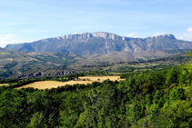 Vistas de la Torre del Senyor, rodeada de campos de cultivo y la majestuosa sierra de Sant Gervàs al fondo.