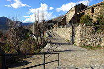 Calles empedradas en el pequeño núcleo del Serrat.