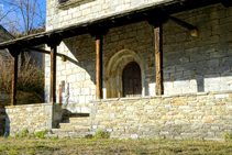 Pórtico de la iglesia de Sant Sadurní de Fustanyà.