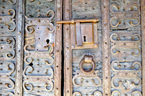 Detalle de la puerta de la iglesia de Fustanyà.