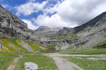 Circo de Soaso y contrafuertes del Monte Perdido (3.348m).