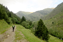 Avanzamos por la izquierda del río Salòria. Al fondo, el pico de Salòria.