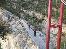 El puente colgante hacia Montfalcó vuelve a comunicar las dos vertientes, separadas hace 60 años por el embalse de Canelles.