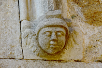 Detalle de la puerta de Girona, esculpida con piedra.