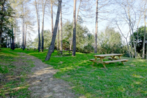 Zona de picnic en la montaña de Sants Metges.