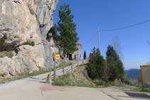 Rampa de acceso al conjunto del santuario desde el aparcamiento.