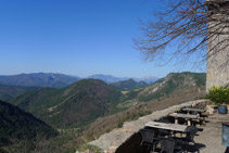 Terraza con vistas que hay junto a la hospedería-restaurante. Al fondo podemos distinguir el Pedraforca.