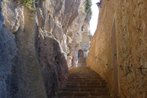 Escaleras de acceso a la capilla de la Virgen de Montgrony.