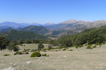 Mirada atrás desde Rasos dels Camps. Al fondo podemos distinguir las montañas del Berguedá (con el Pedraforca).