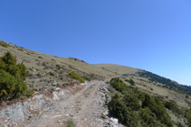 Flanqueamos la montaña hacia la derecha.