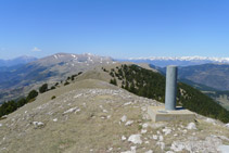 Cresta de la sierra de Montgrony y extremo oriental del Cadí desde la cima.