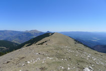 En primer término la cima de la Covil, al fondo la sierra Cavallera y el Taga.