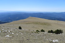 Vistas hacia el sur: en primer término la meseta del Pla de Pujalts y, en segundo término, vistas de las comarcas de la Cataluña central.