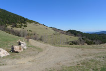 Collado de Meians. Nosotros tomamos la pista de la izquierda hacia el santuario de Montgrony.